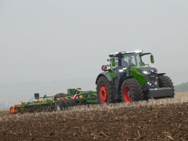 More output. More user friendly. More light. Fendt 1000 Vario