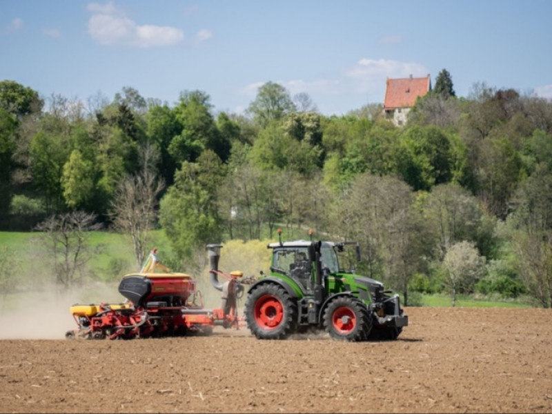 Compact tractor for professionals – the Fendt 500 Vario Gen4 series