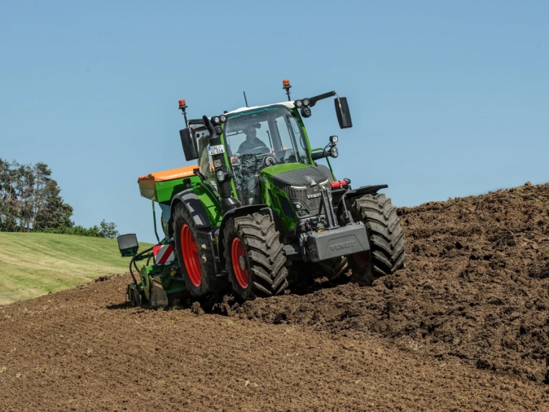 Compact tractor for professionals – the Fendt 500 Vario Gen4 series